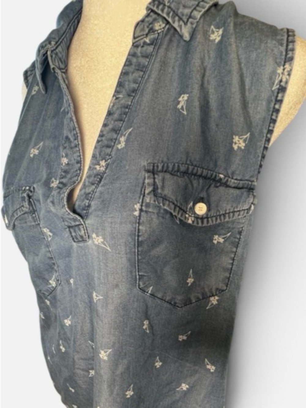 Caffe Marrakesh. Sleeveless Embroidered Denim Blouse - Blue